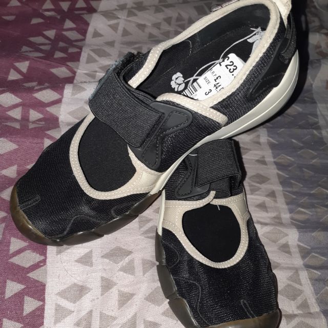 looking for clarks shoes