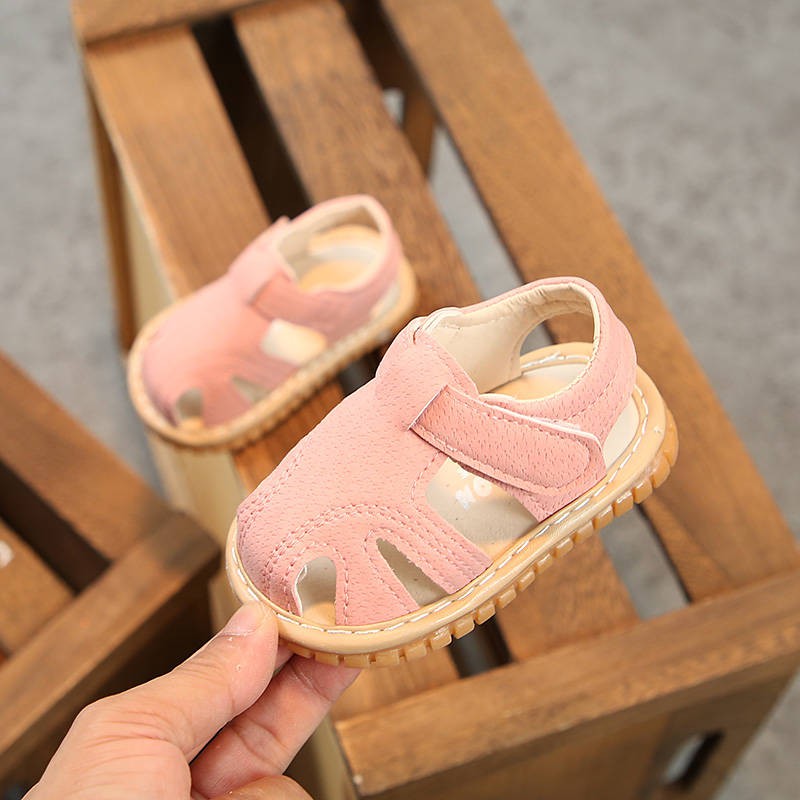 Bayi musim panas yang  disebut sandal  0 1 2 tahun kanak 