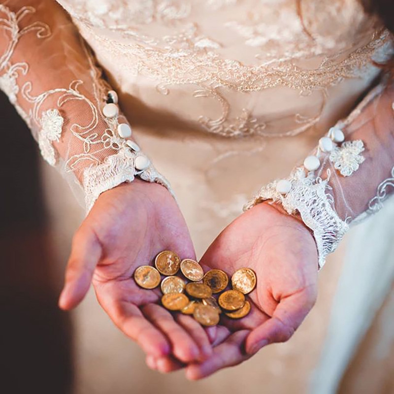 Откуп монетами. Свадебная Монетка. Золото для невесты на свадьбу. Свадебные монеты. Золотые монеты для невесты.