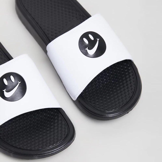 التربة قلادة حيوية smiley nike slides 