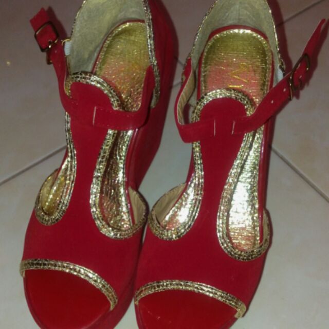red and gold wedges