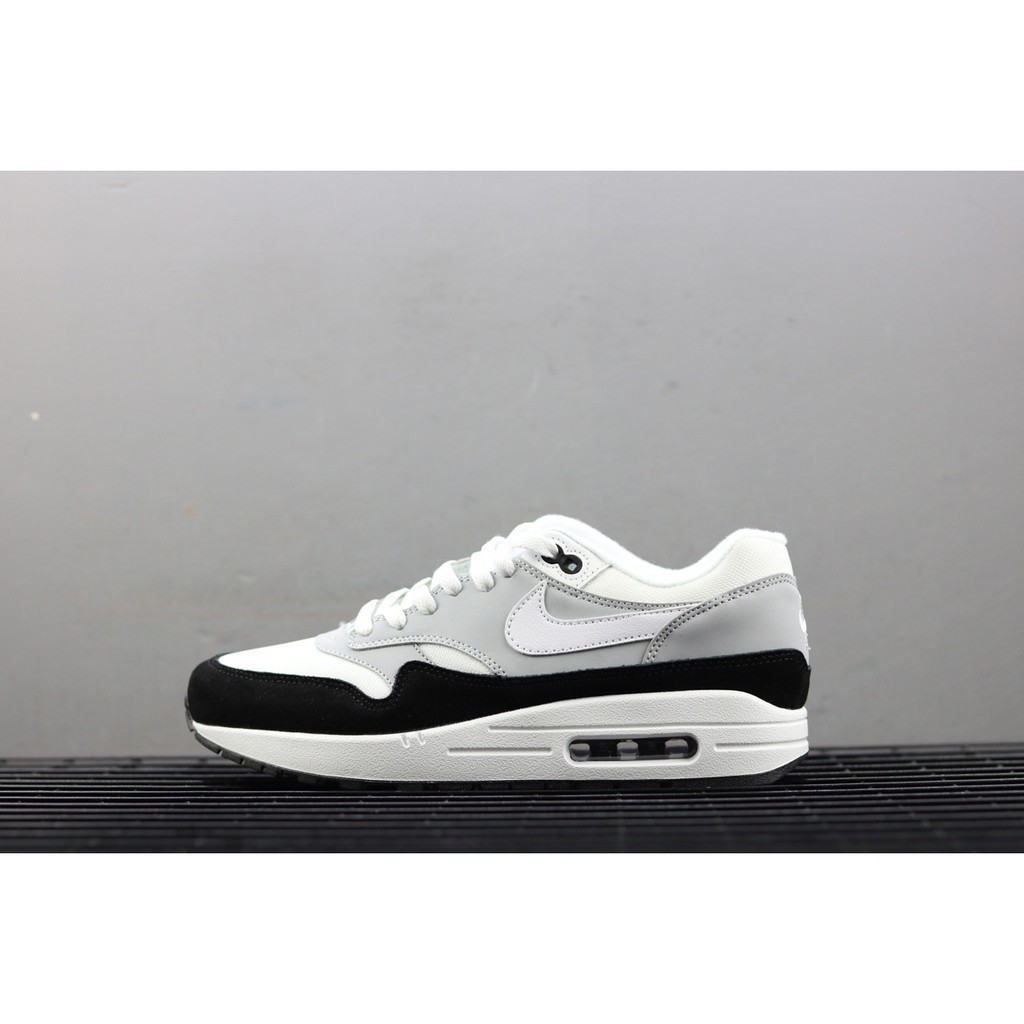 black white air max 1