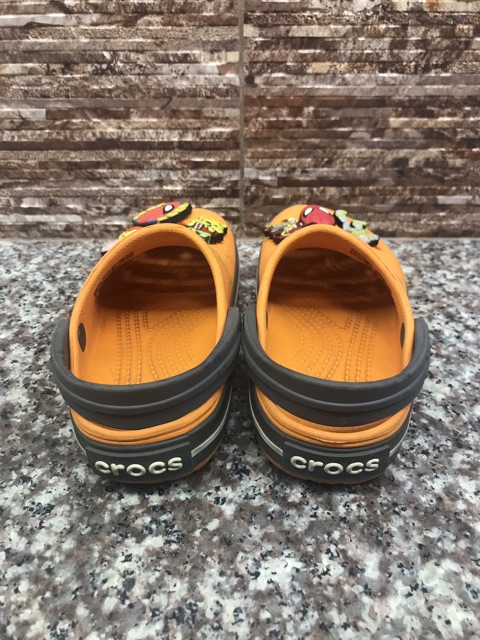 crocs in trinoma