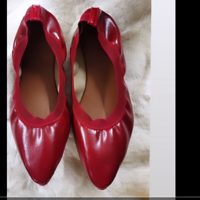 red pointed shoes