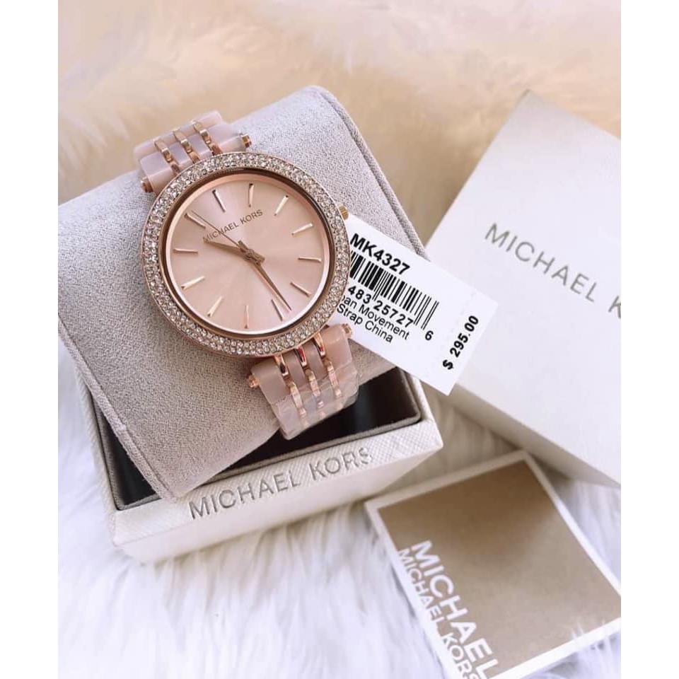 michael kors watch features