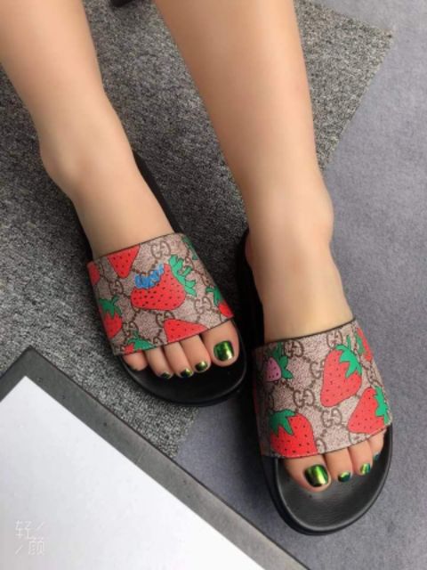 gucci flip flops strawberry