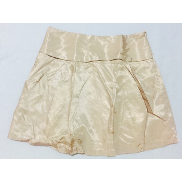 beige skirt