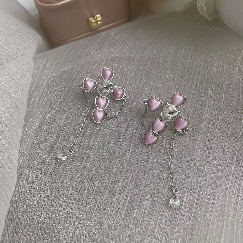 Korean style earrings, heart-shaped, decorated with a dangle chain, beautiful, sweet, cute.