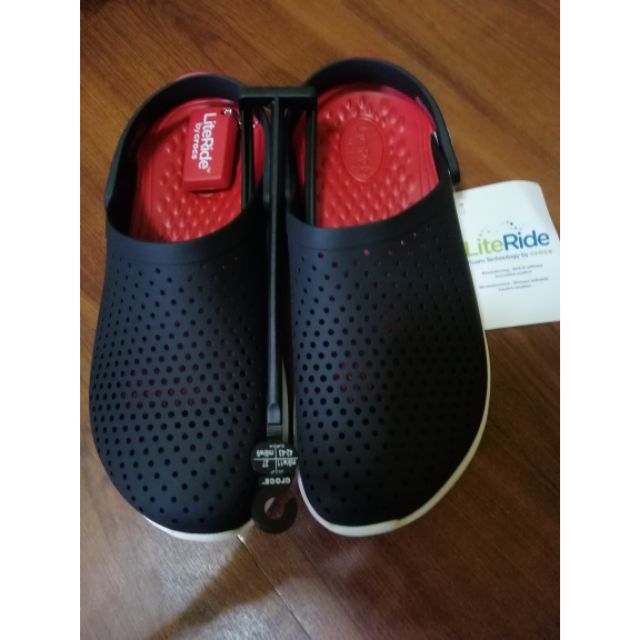 Crocs.. Lite Ride.. Size M7W9 