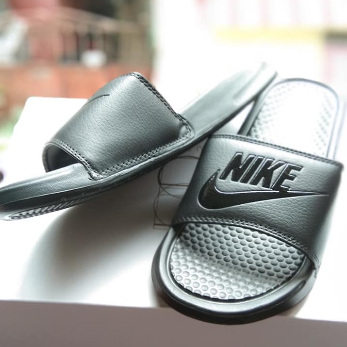 nike benassi slippers