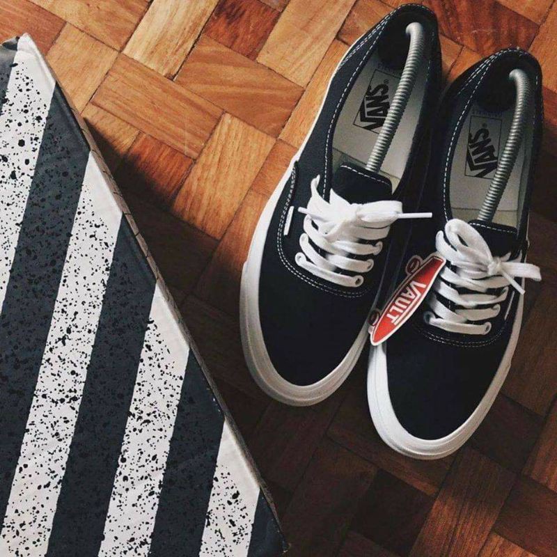 vans black vault