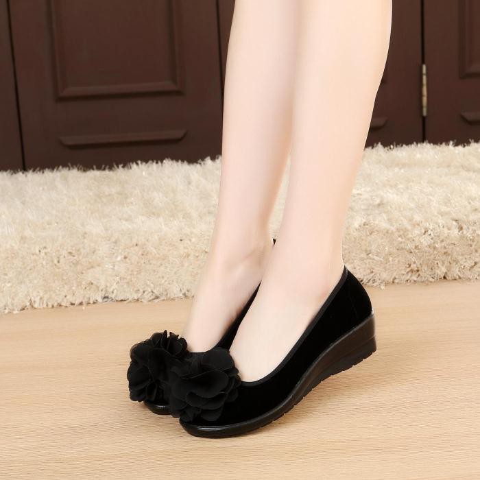 black flat heel shoes