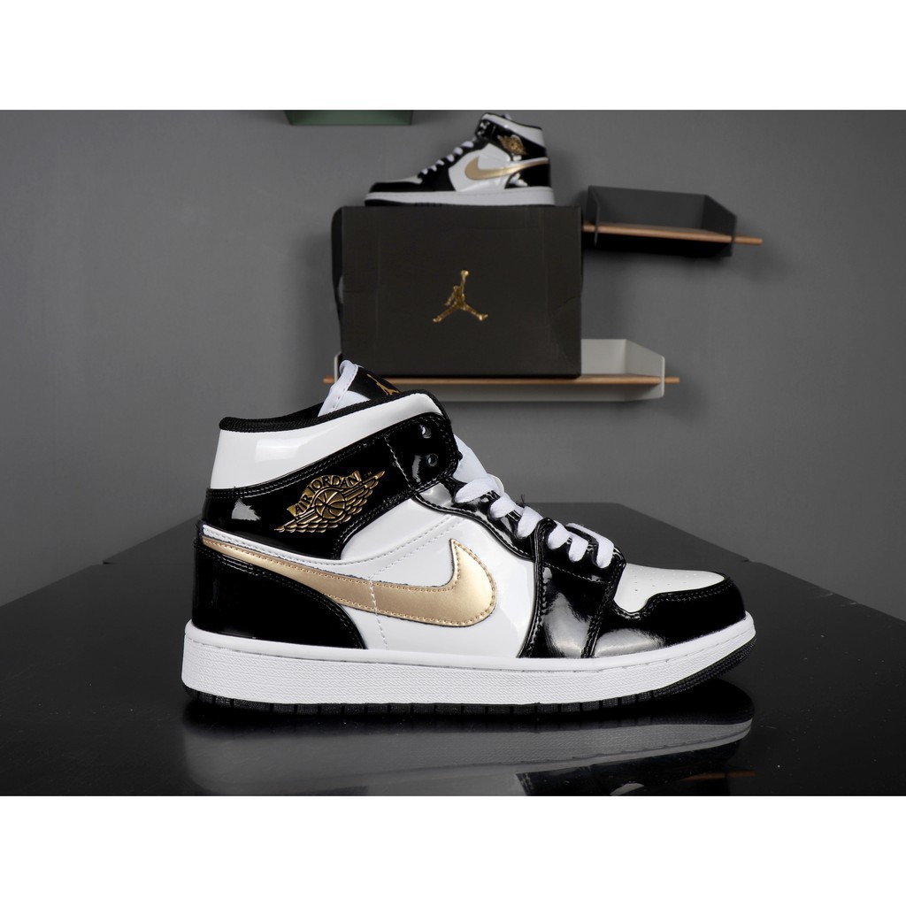 black and gold jordan 1 mid