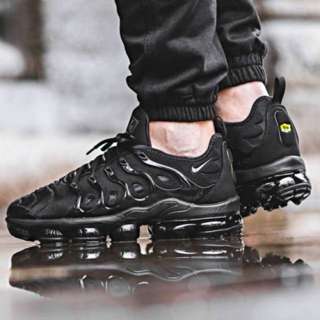 vapormax plus all black