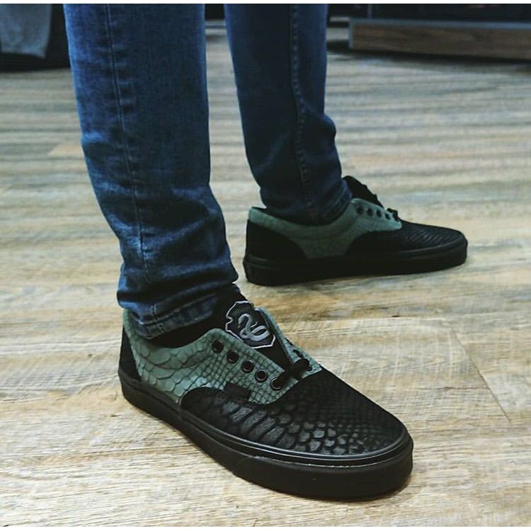 black slip on vans size 5