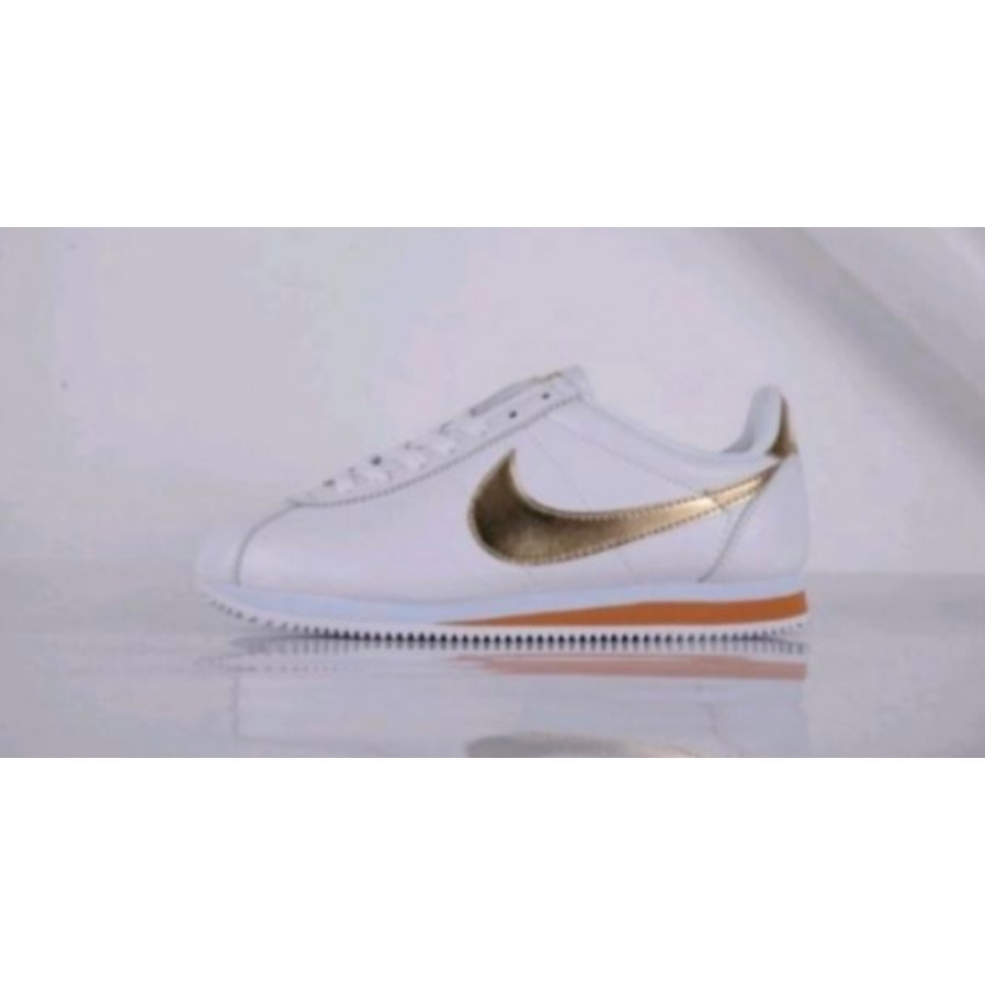 nike cortez platinum
