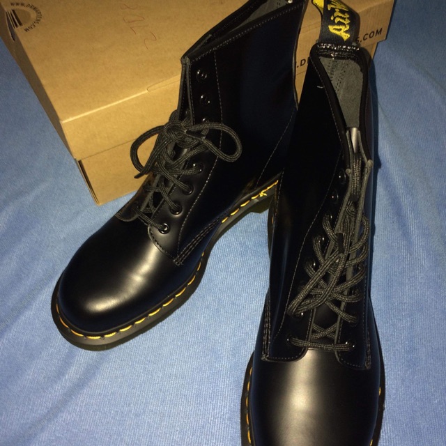 flat bottom doc martens