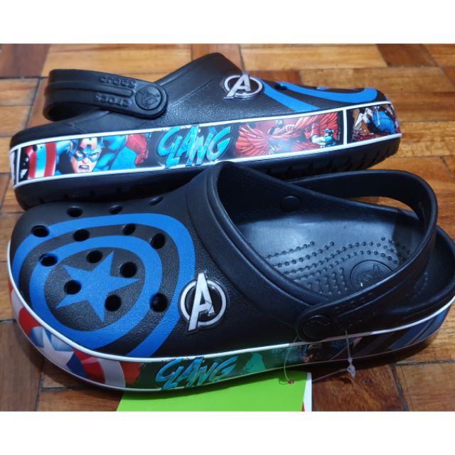 captain america crocs mens