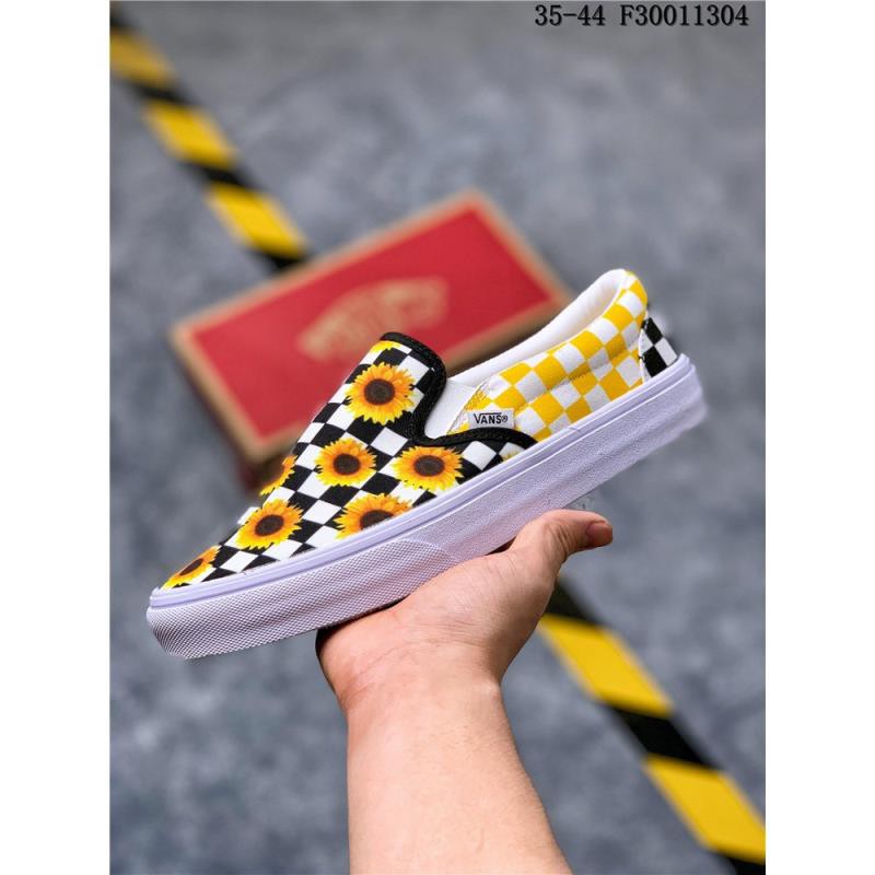 yello beach shoes