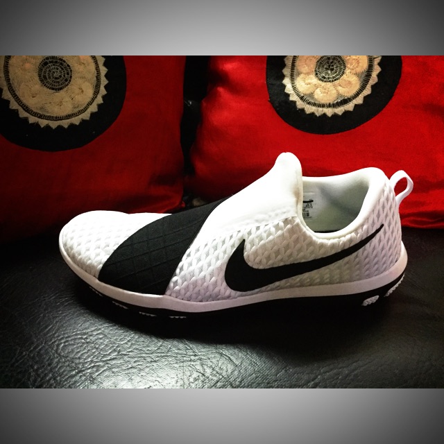 white nike workout shoes