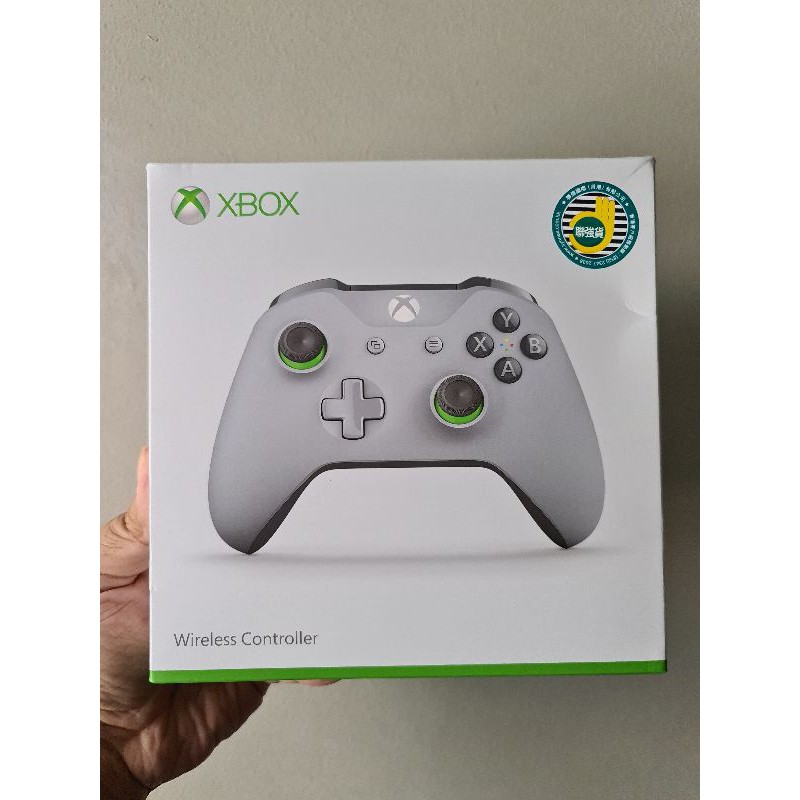 gray and green xbox controller