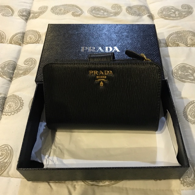 prada saffiano medium wallet