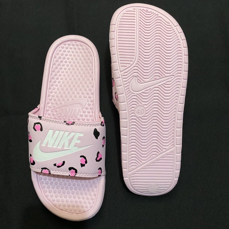 nike benassi leopard slides