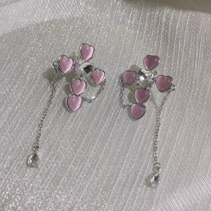 Korean style earrings, heart-shaped, decorated with a dangle chain, beautiful, sweet, cute.