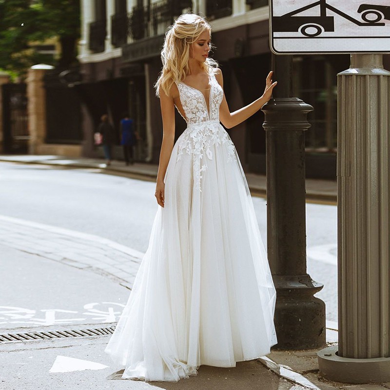 sleeveless tulle wedding dress