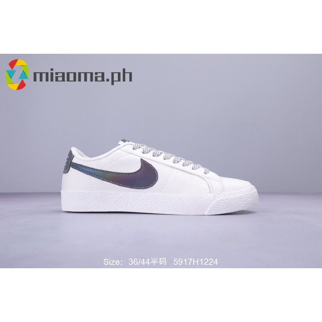 sport shoes white color