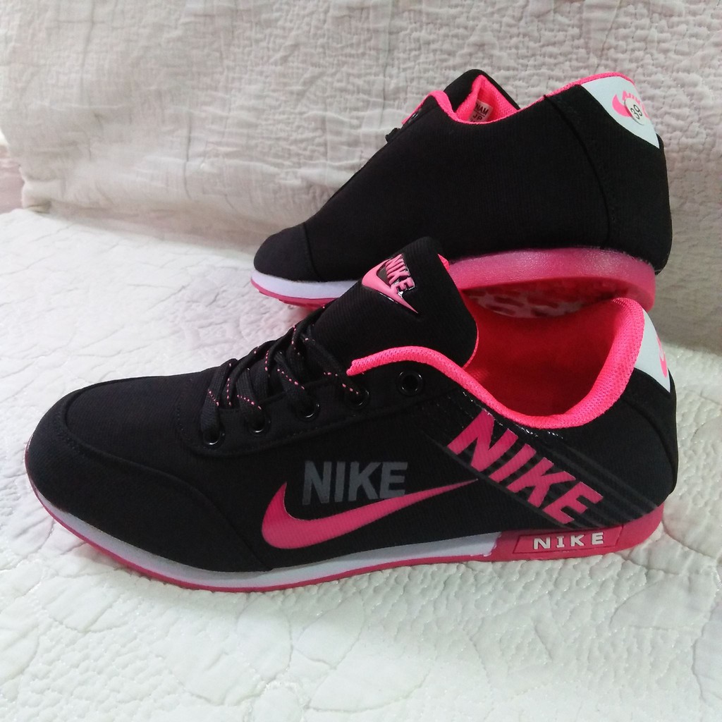 nike women's black and pink shoes