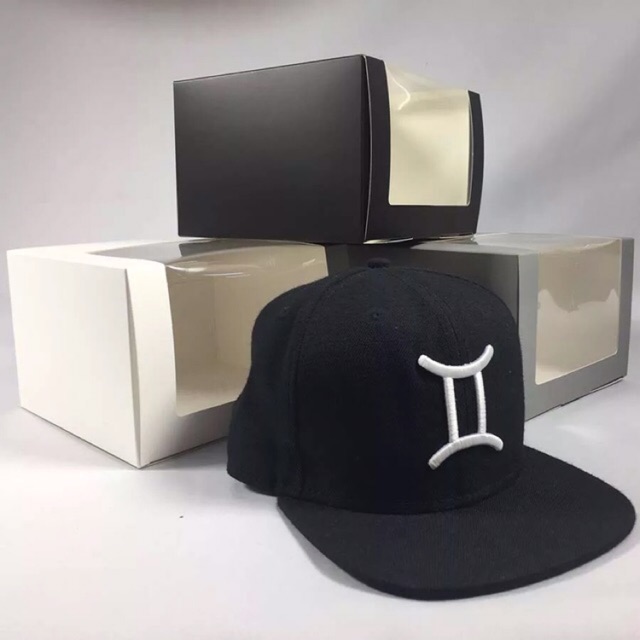Boxing cap. Caps box. Размеры коробки для бейсболок. Caps box. Картонная коробка mockup.