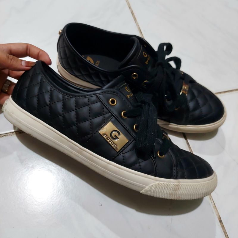 inden længe gallon Tilbageholdelse Original GUESS UNISEX Black Shoes with Gold Details | Shopee Philippines