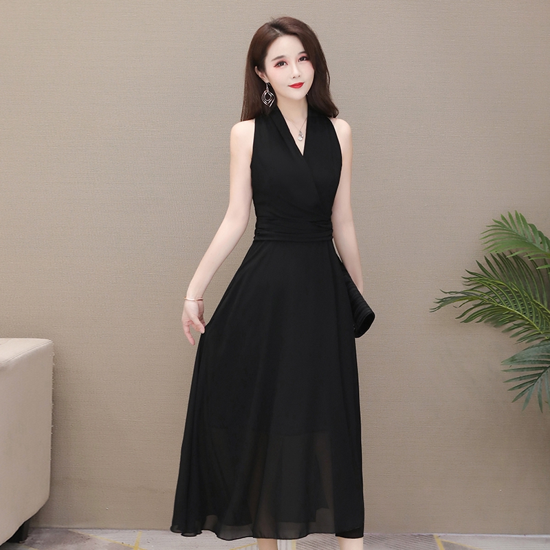 sleeveless black long dress