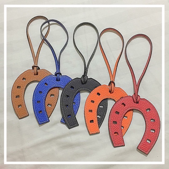 hermes horseshoe charm