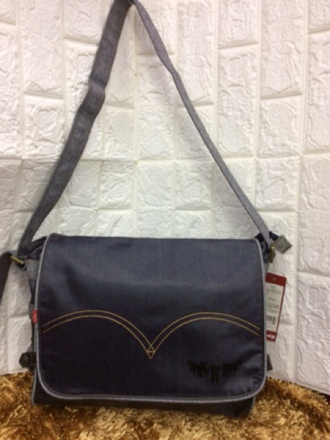 levis bags price