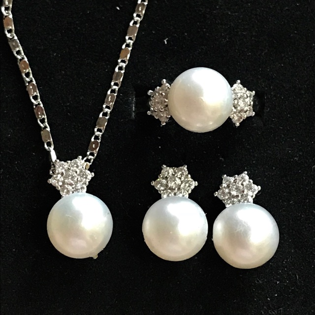 pearl bracelet and necklace