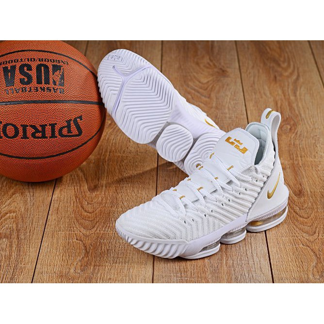 lebron basketball shoes white