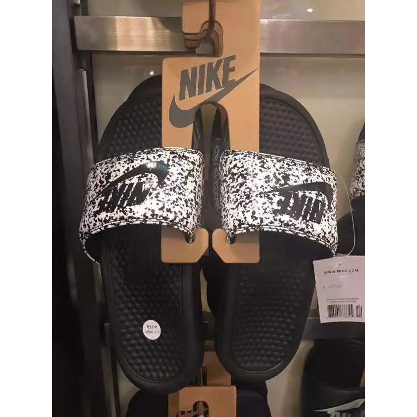 big nike slippers