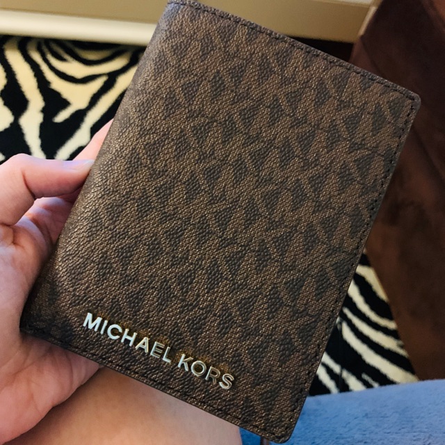 how much does a michael kors wallet weigh