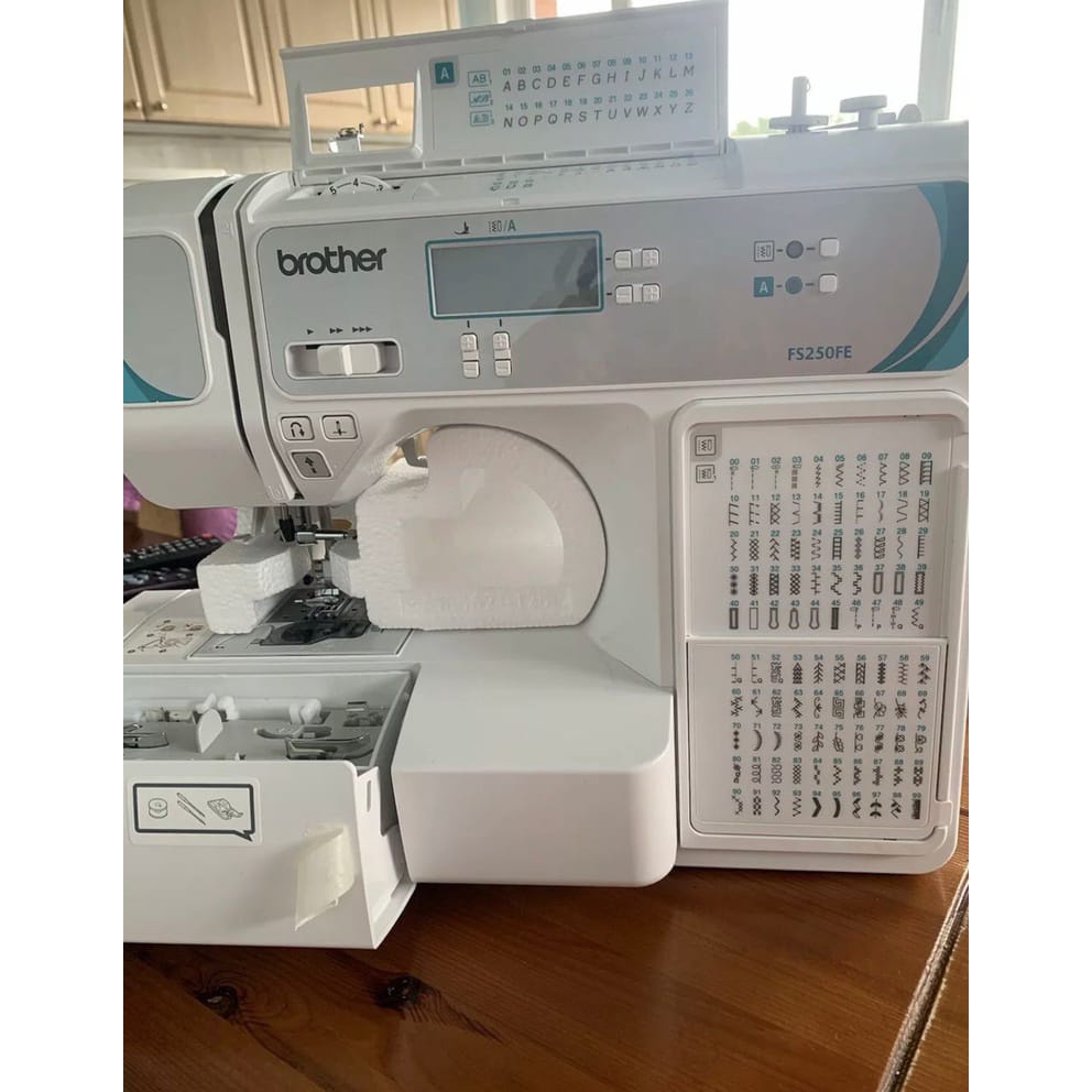 Brother SE625 computerized sewing and embroidery machine Brand New