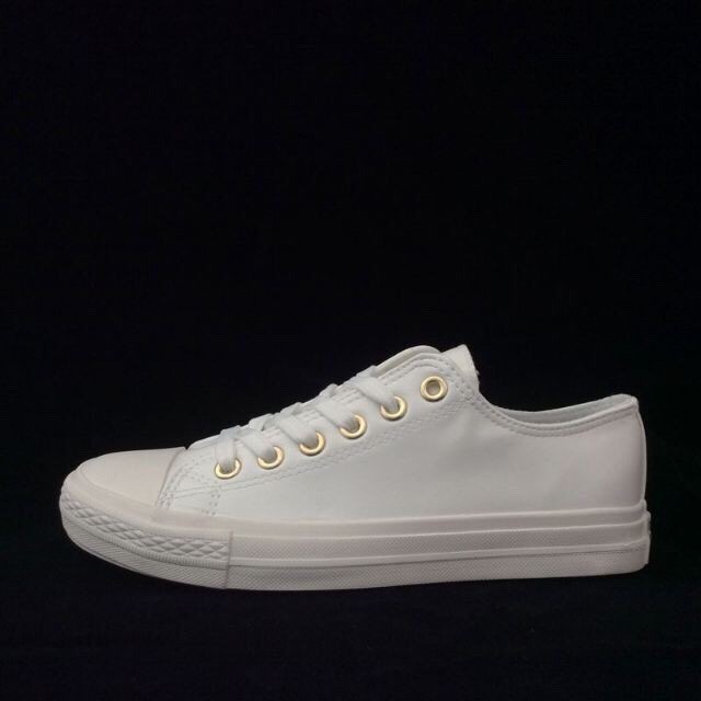 white sole tennis shoes