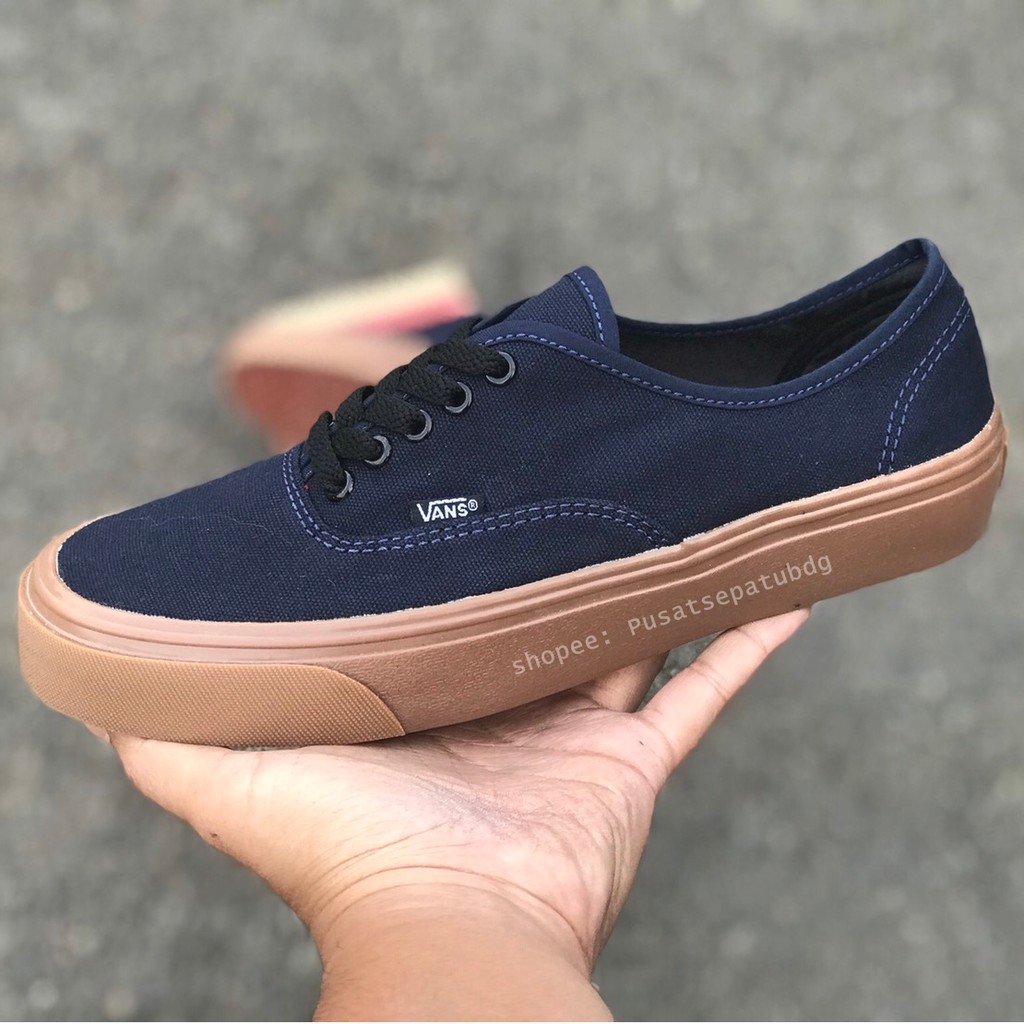 navy and gum vans