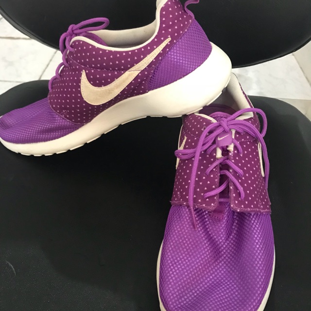 nike roshe run violet