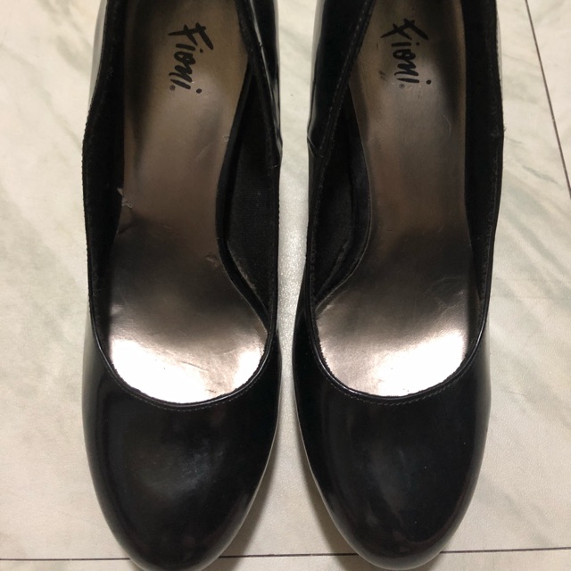 payless black pumps