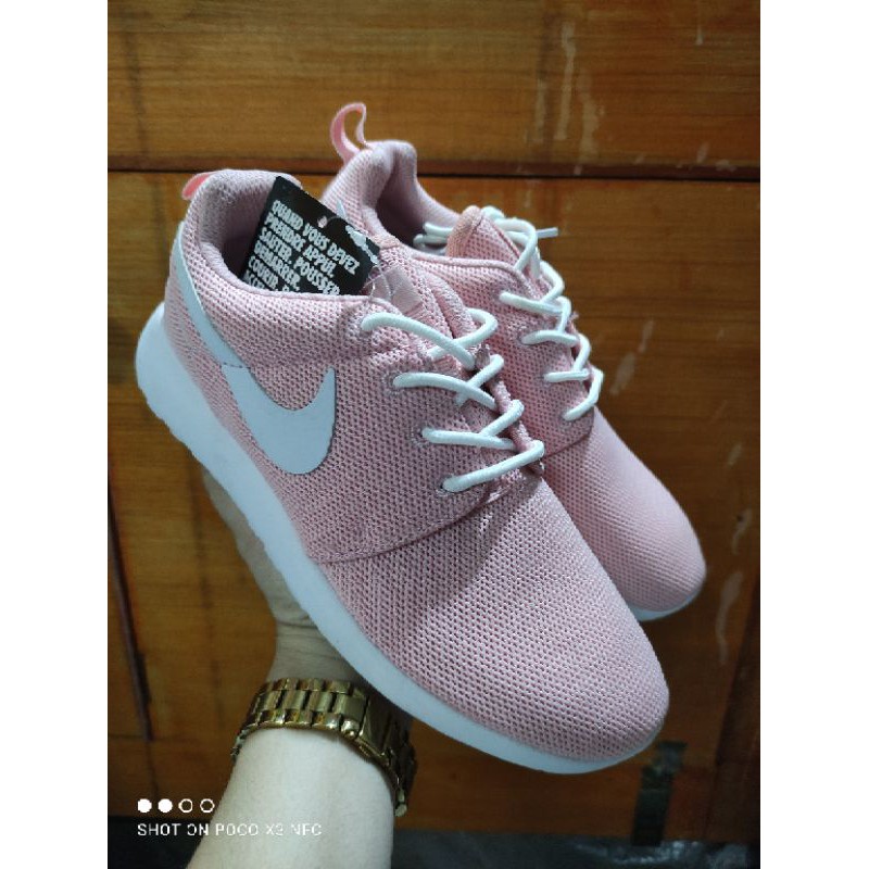 roshe run free shipping