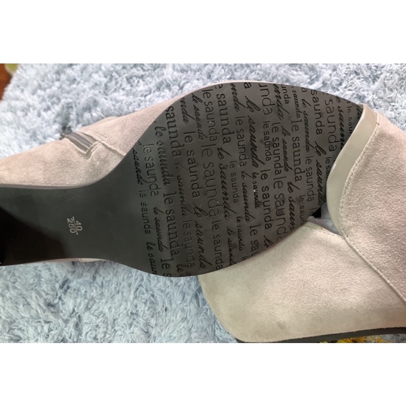 le saunda boots price