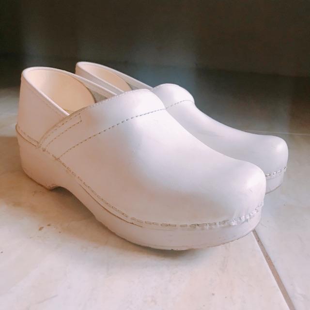 all white dansko nursing shoes