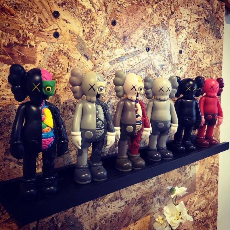 Kaws dolls Harbour City Shilubi limited edition trend around the
