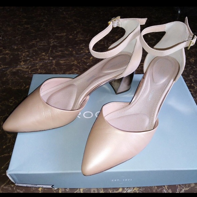 total motion salima ankle strap pump